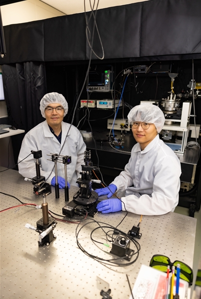 ▲ Photo of the Intelligent Display and Sensor Laboratory at SNU's Inter-University Semiconductor Research Center, (Left: Prof. Jaesang Lee, corresponding author, Dept. of Electrical and Computer Engineering, SNU; Right: PhD Student Kwangmo Yang, first author)