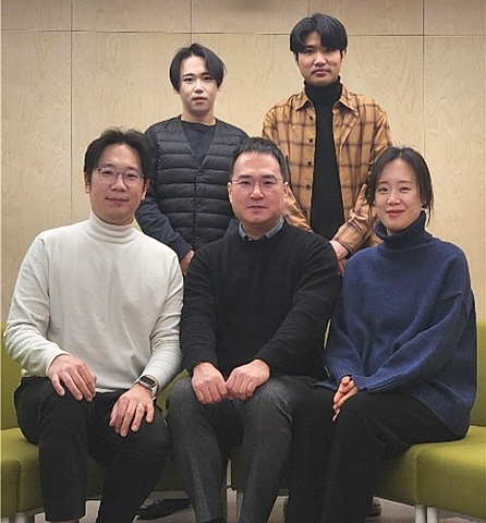 ▲ (Clockwise from the top left) Researcher Donghoon Moon (sole first author), Researcher Wonsik Lee (co-author), Professor Hyejin Jang (co-author), Professor Gwan-Hyoung Lee (corresponding author), Professor Jeong Woo Han (co-author).