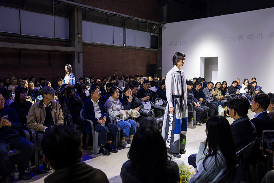 A fashion show unfolds, highlighting innovative designs and the reactions of the audience.