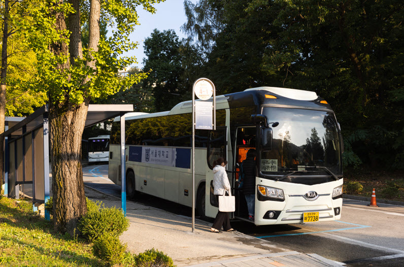 the off-campus Shuttle Bus which goes to Seoul National University Entrance station