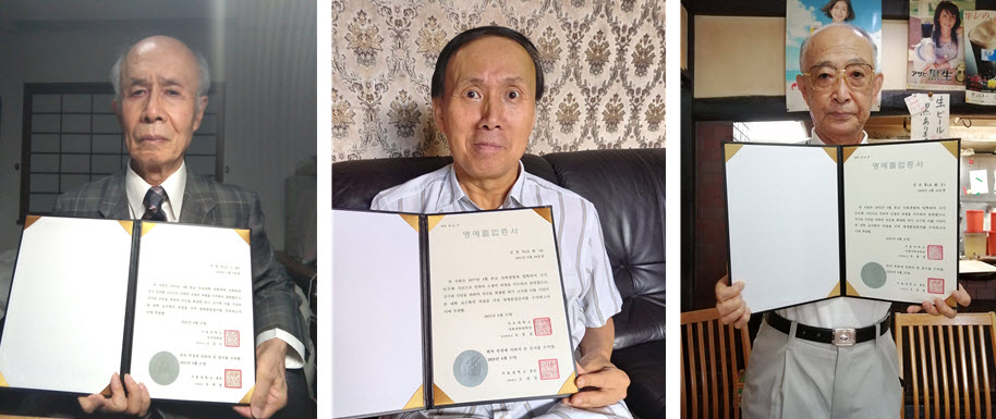 Mr. Kyungjo-Huh(left), Mr. Jungsa Kim(middle), and Mr. Seunghong Kim(right) who received the diploma by proxy for the deceased Mr. Seunghyo Kim