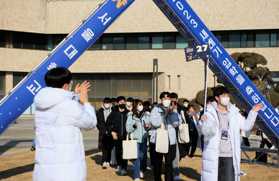 Mentors of the 2023 Freshmen University are welcoming freshmen.