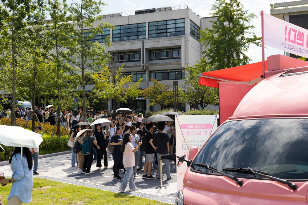 Seoul National University's official Instagram account 'SNU Official' celebrates reaching 100,000 followers