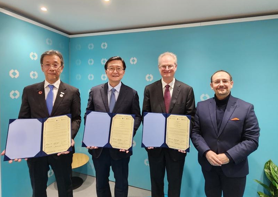 (From left) Teruo Fujii, president of the University of Tokyo, Hong Lim Ryu, president of SNU, Paul Alivisatos, president of the University of Chicago, and Jesus Mantas, global managing partner of IBM Consulting