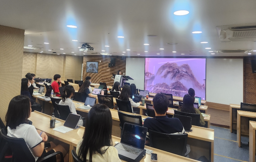 Professor Lee introducing artwork by Xu Bing