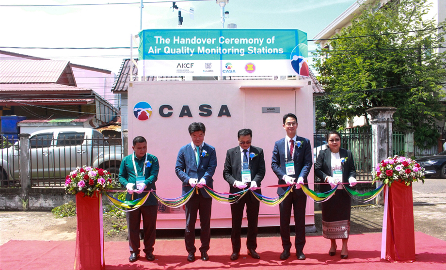 (From left to right) Vice-mayor of Chanthabuly District, Professor Kiyoung Lee(Seoul National University), Mr. Lienxay Bounmanivanh(NRERI), Mr. Kim Jong-min (Embassy of the Republic of Korea in Lao PDR), and Vientiane Capital representative.