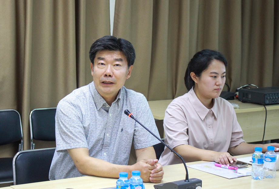 (Left) Professor Kiyoung Lee presents on the topic of ‘utilizing air pollution data’ for Lao government officials.