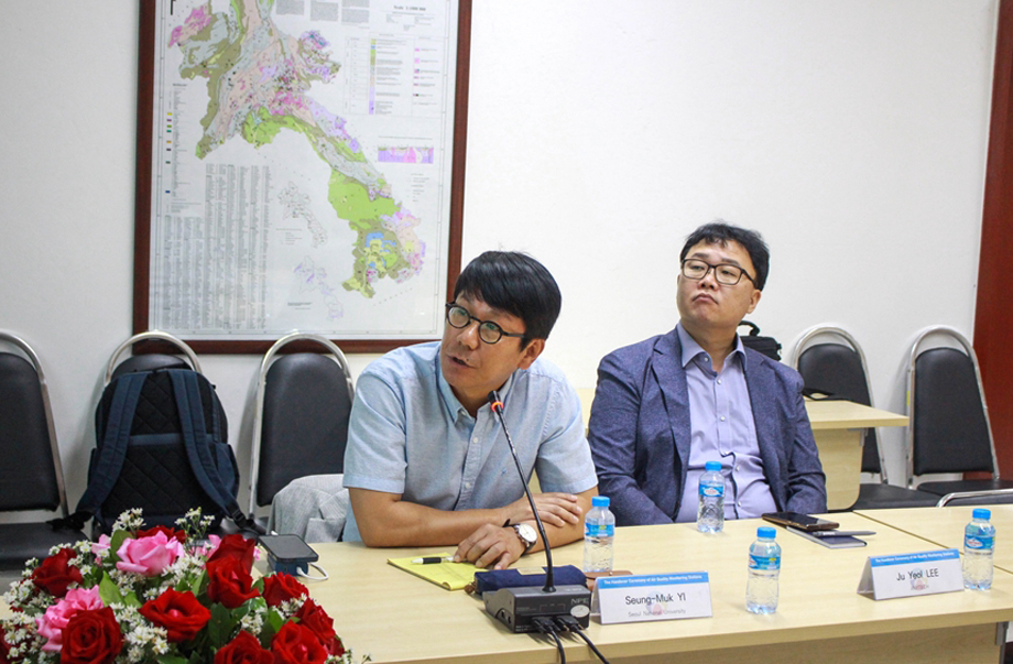 (Left) Professor Seung-Muk Yi presents presents on the topic of ‘air pollution source analysis’ for Lao government officials.