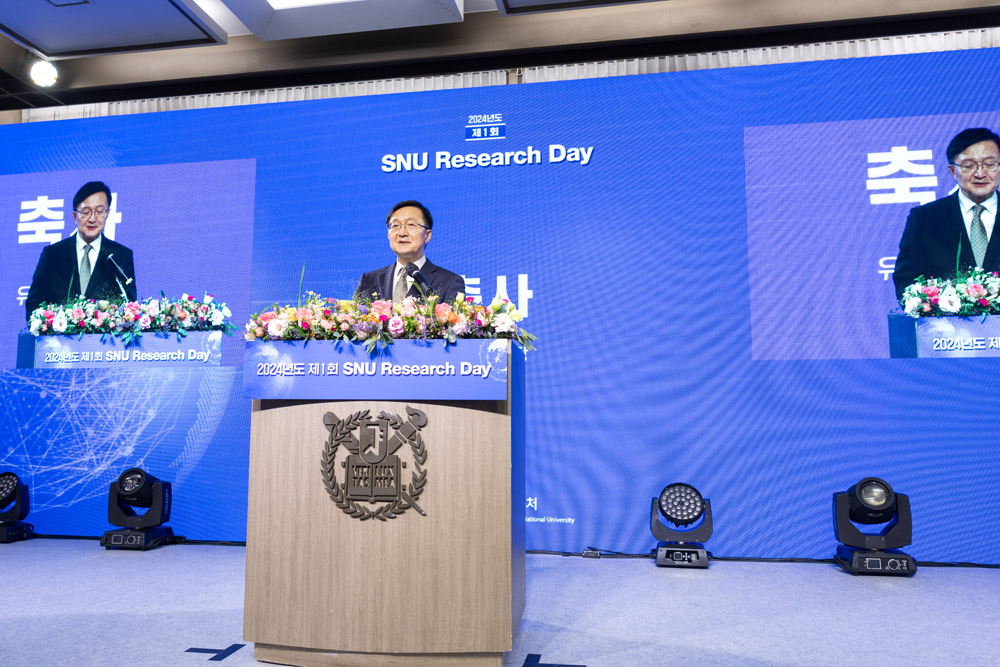 President Hong Lim Ryu is delivering an opening address at SNU Research Day