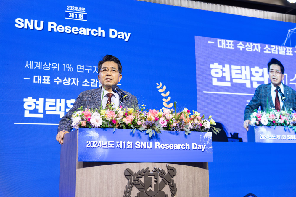 Prof. Taeg Hwan Hyeon, awarded as Highly Cited Researchers, is delivering an acceptance speech