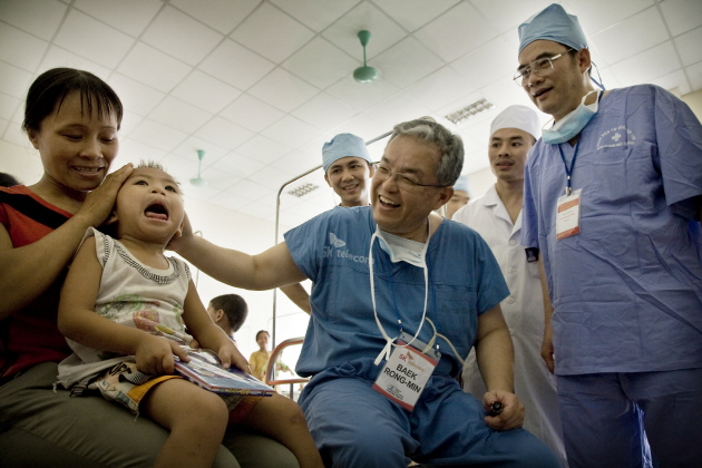 Professor BAEK Rong-Min and Staffs