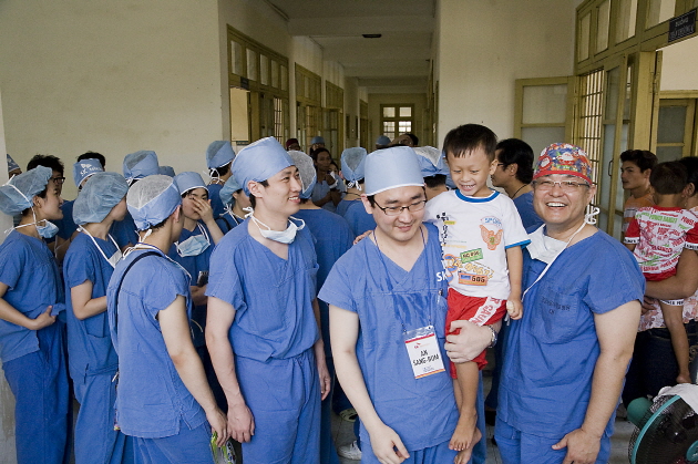 Professor BAEK Rong-Min and Staffs