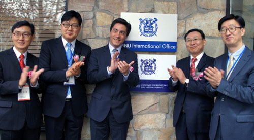 Peru acting ambassador Eduardo Castaneda and KIM JunKi, SNU's Dean of International Affairs.