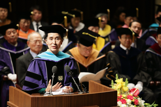 DawAung San Suu Kyi is giving a lecture to SNU students.