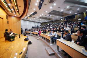 300 students gathered to meet Bill Gates.