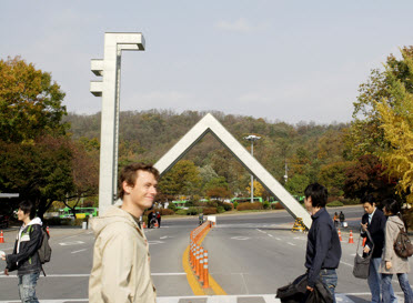 The main gate, commonly called the Sha (샤), has become an icon of the university, one that holds deep meaning and historical significance.