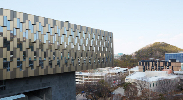 The new library has a roof garden with great view on the 5th floor