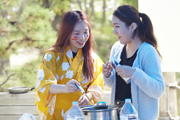 Students shared food wearing their traditional clothes