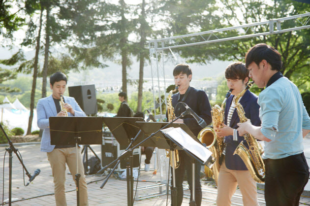 Musical performances ranged from casual harmonica and guitar sing-a-longs by students unaffiliated with the music department, to formal Beethoven classics performances by the SNU symposium orchestra