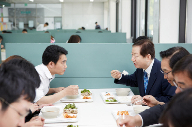 President SUNG Nak-in (right) and President of Student Council JOO Mu-yeol is having 1,000 won breakfast at Student Center