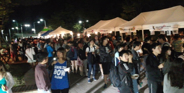 People gathered at Hanul Festival in the Gwanak-sa dormitory