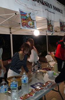 Students preparing Migoreng (Indonesian ramen noodle) at the international food booth