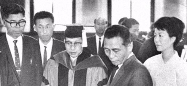 A photograph from October 1966, when former President Park Chung-hee visited Kyujanggak with his wife Yuk Young-soo. Librarian Paik is at the far left.