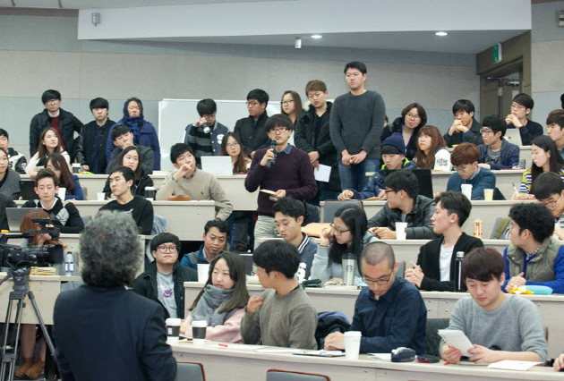 A student is asking questions to the participants