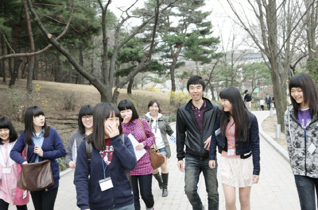 SNU students and high school girls in mentoring program on campus.