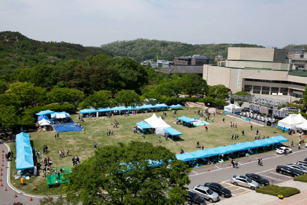 Student Lawn becomes a stage and bar during the festival