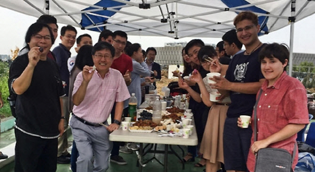 Students and professors are hoding Songpyeon (half-moon rice cake) that they made for Chuseok