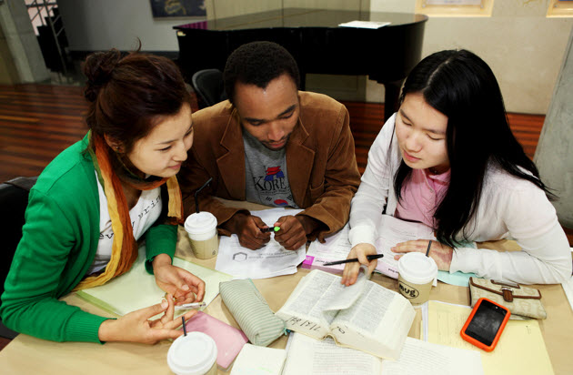 SNU students are teaching writing each other.