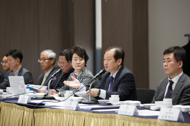 SNU Vice President for Research SHIN Hee Young is holding a press conference to release the final report of the committee