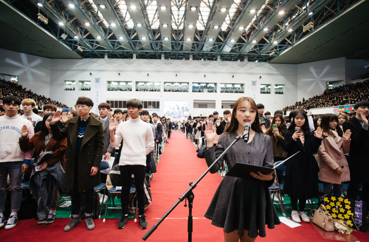 Students makes a vowel at the matriculation ceremony