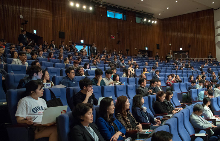 Students at the presidential candidates’ speeches