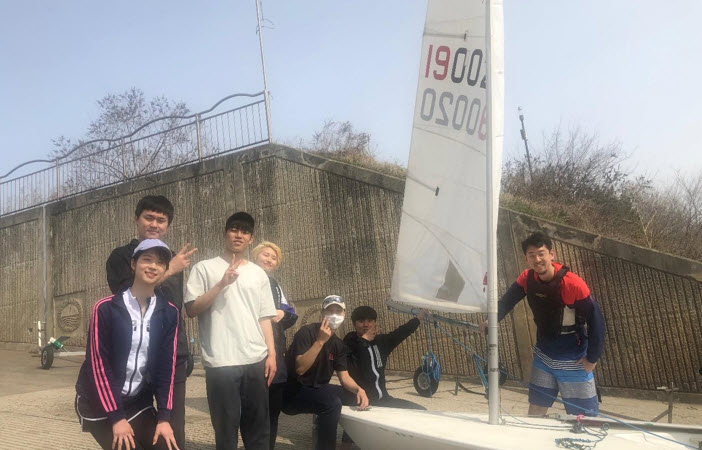 Photograph of the SNU Sailors, courtesy of Kim Ho Won