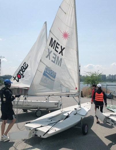 Photograph of the SNU Sailors, courtesy of Kim Ho Won